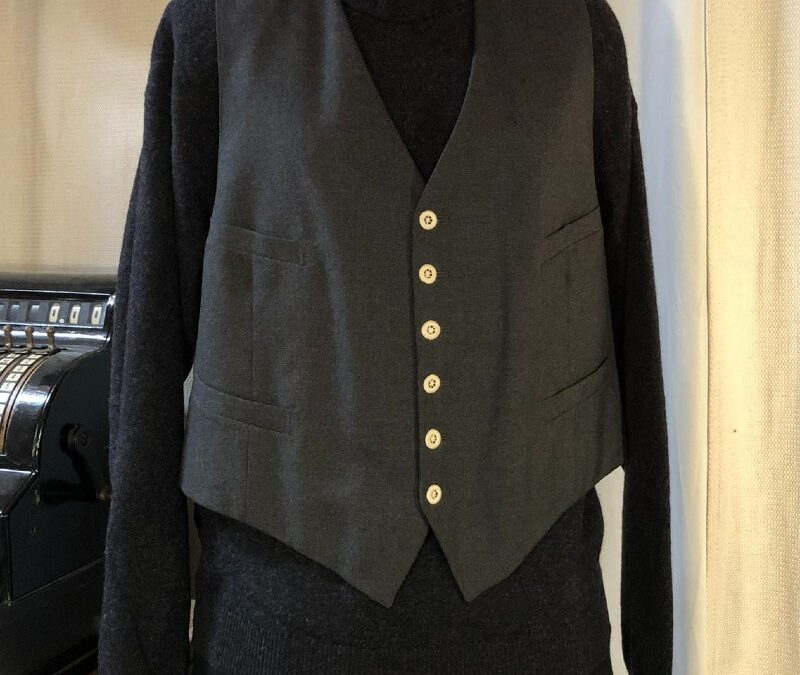 Gråsvart herrväst med naturvit knapprad