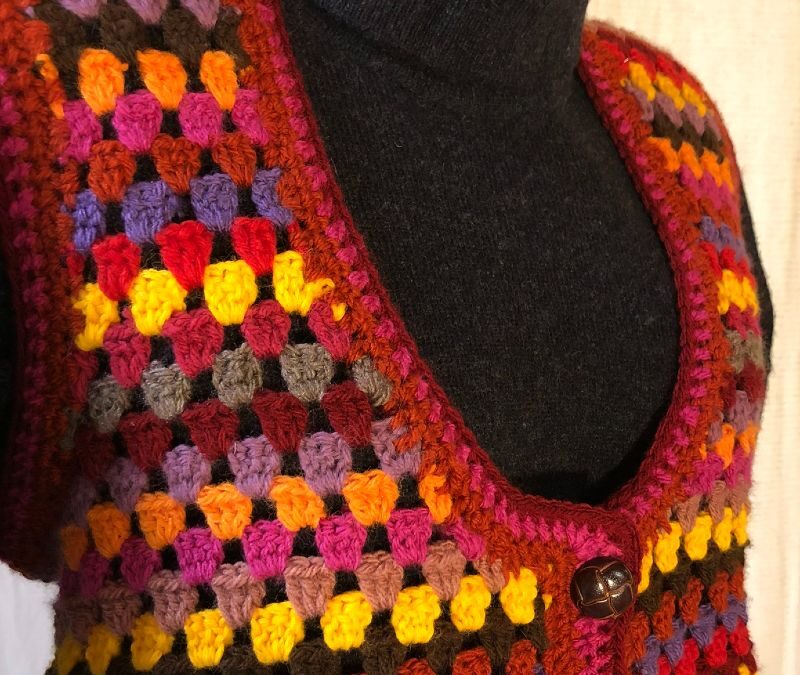 Väst av mormorsrutor-virkade restgarner