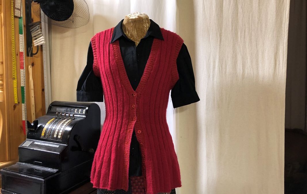 Cerise figurstickad långväst