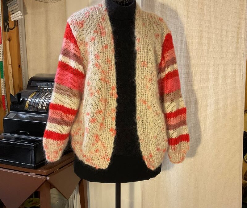 Oknäppt mohairkofta med randiga ärmar