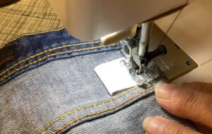 Använd pressfotsstöd vid jeanssömnad